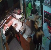 TEKİRDAĞ ÇORLU’DA BİR ESNAF, MÜŞTERİ OLARAK İŞ YERİNE GİREN HIRSIZI