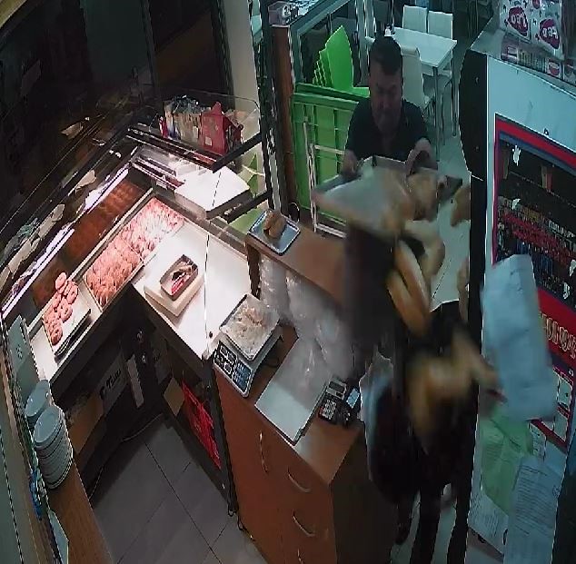 Kasaya dalan hırsız tepsiyi başına yedi TEKİRDAĞ ÇORLU’DA BİR ESNAF, MÜŞTERİ OLARAK İŞ YERİNE GİREN HIRSIZI