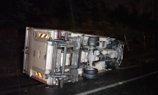 Kayganlaşan yolda virajı alamayan kamyonet devrildi AŞIRI YAĞIŞ KAZAYA NEDEN OLDU