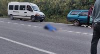 Aydın’ın Kuşadası ilçesinde, yolun karşısına geçmek isteyen yayaya minibüs çarptı.