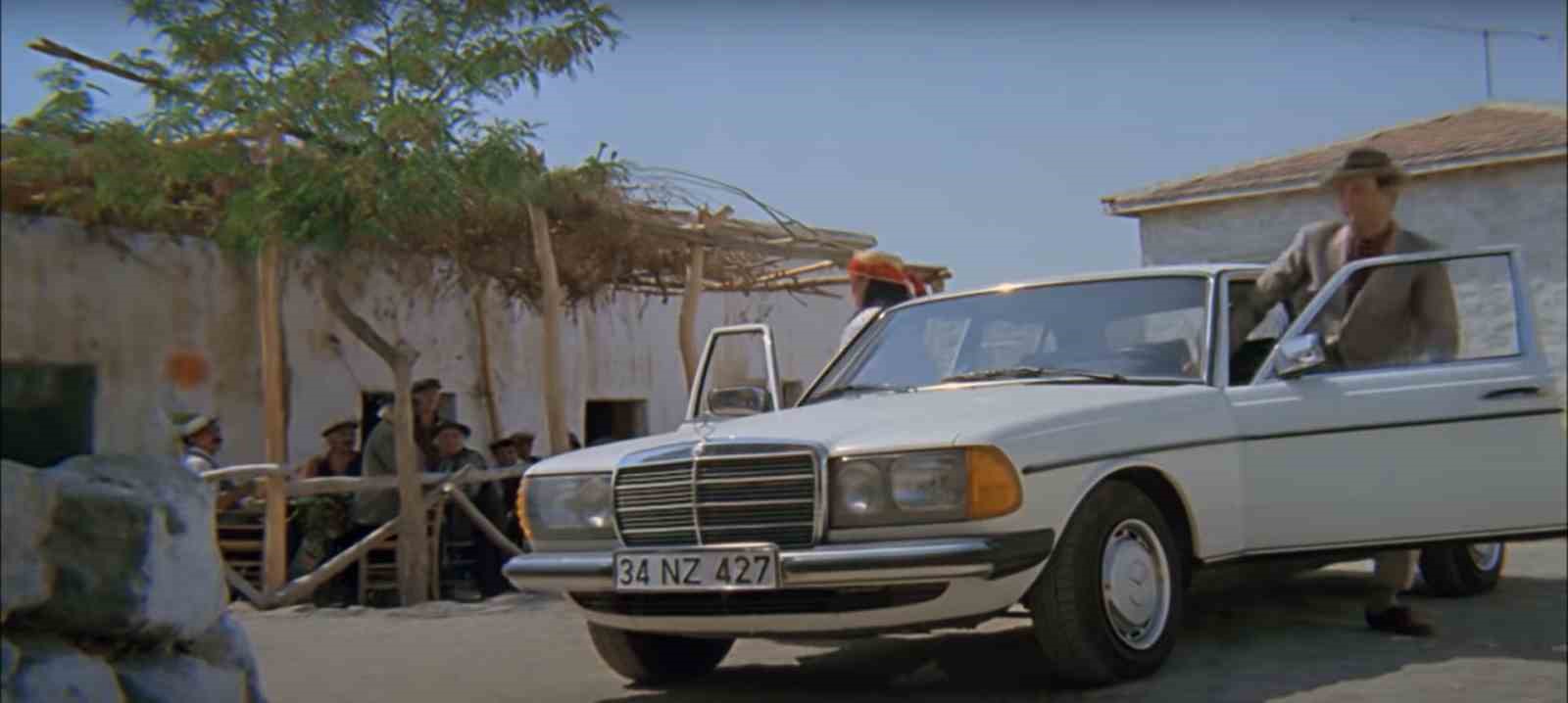 Kemal Sunal’ın filmlerinde de kullandığı Mercedes arabayı satışa çıkardı YEŞİLÇAM VE TÜRK SİNEMASININ UNUTULMAZ İSİMLERİNDEN OLAN USTA OYUNCU KEMAL