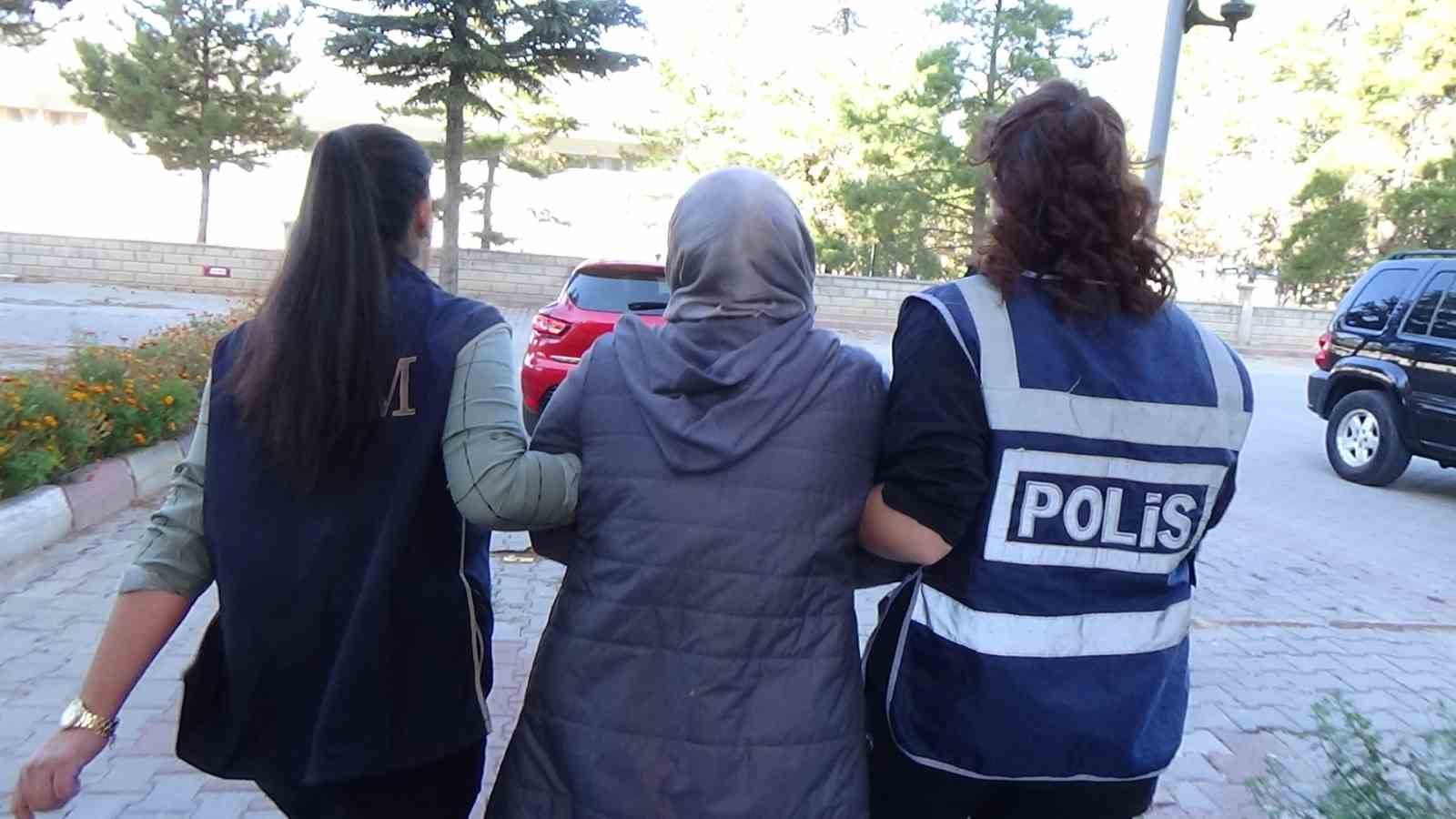 Kiler’den FETÖ’cü çıktı KARAMAN’DA FETÖ/PDY ÜYESİ OLMAKTAN ARANAN H.S.A İSİMLİ KADIN SAKLANDIĞI EVİNİN