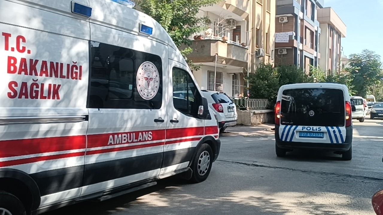 GAZİANTEP'TE BİR ŞAHIS, EVİNİ BASTIĞI KIZ ARKADAŞININ ANNESİNİ YARALADIKTAN SONRA