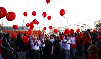 Cumhuriyet’in 100’üncü yıl balonları Bandırma Amerikan Kültür Koleji’nden havalandı