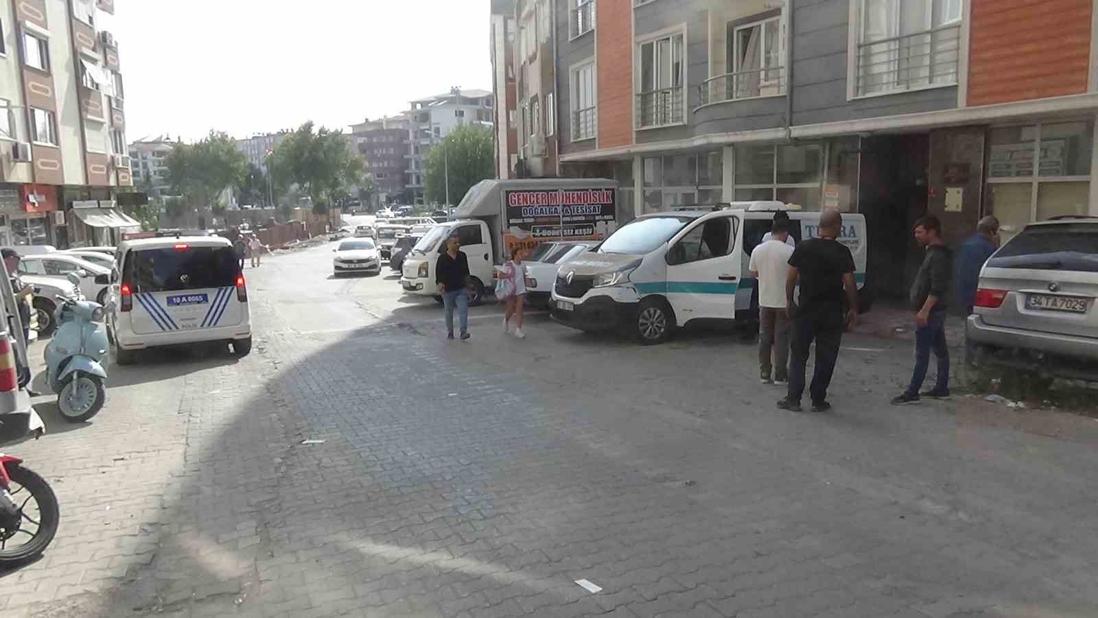 Kötü kokular gelen evden bir kişinin cansız bedeni çıktı BALIKESİR’İN EDREMİT İLÇESİNDE BİR KONUTTAN KÖTÜ KOKULAR GELMESİ ÜZERİNE GİRİLEN