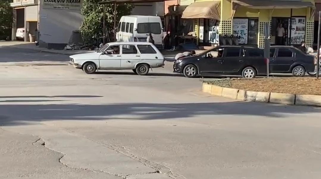 Kozan’da pes dedirten görüntüler ADANA’NIN KOZAN İLÇESİNDE REMZİ OĞUZ ARIK BULVARI ÜZERİNDE BOZULAN BİR