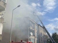 Küçükçekmece’de 3 katlı binanın çatı katı alev alev yandı