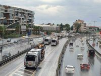 KÜÇÜKÇEKMECE'DE İKİ METROBÜS ÇARPIŞTI. KAZADA 4 YOLCU HAFİF ŞEKİLDE YARALANDI.