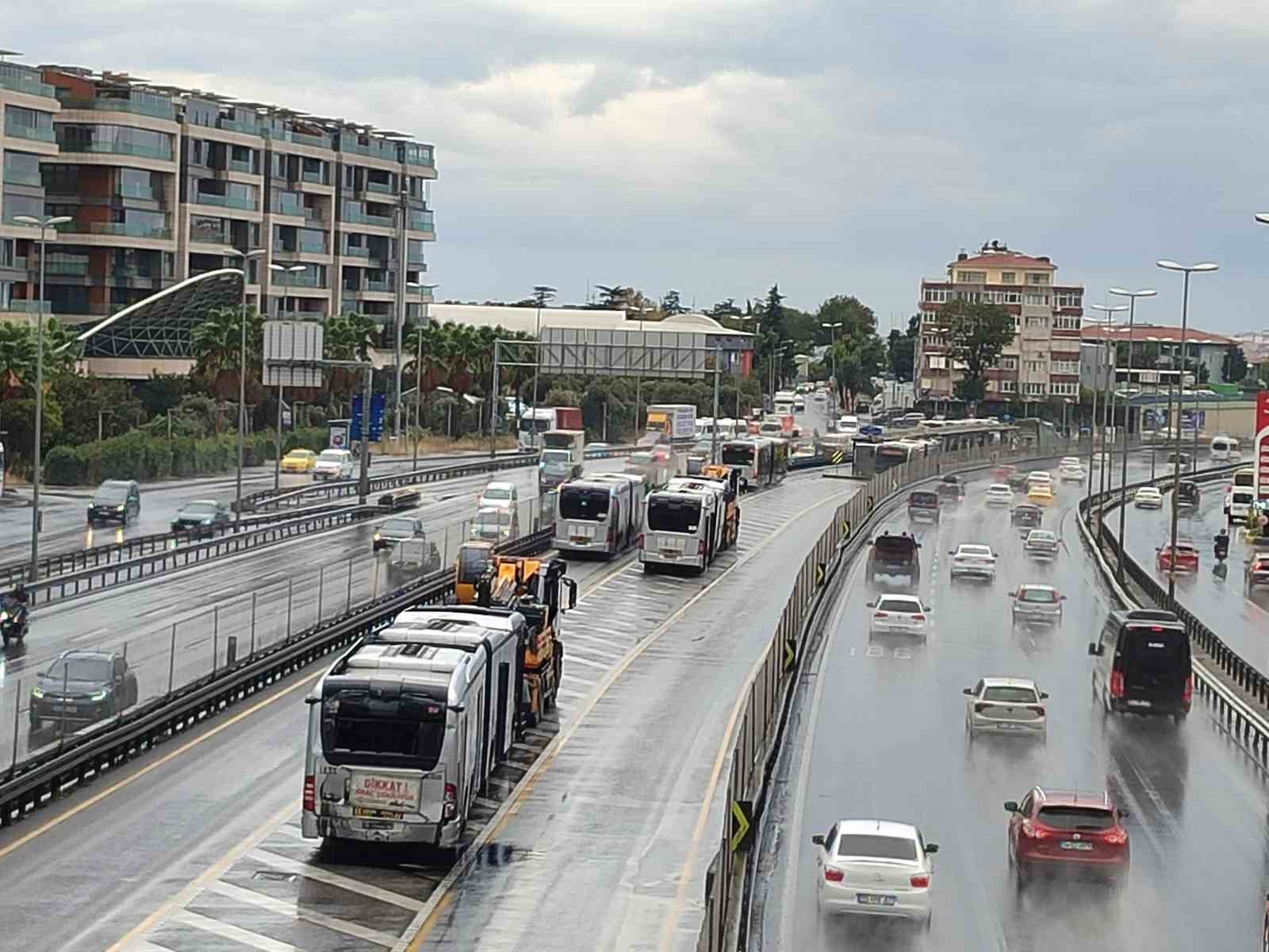 Küçükçekmece’de metrobüsler çarpıştı: 4 yolcu hafif yaralandı KÜÇÜKÇEKMECE'DE İKİ METROBÜS ÇARPIŞTI. KAZADA 4 YOLCU HAFİF ŞEKİLDE YARALANDI.
