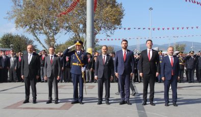 Bandırma’da çelenkler Cumhuriyet için sunuldu