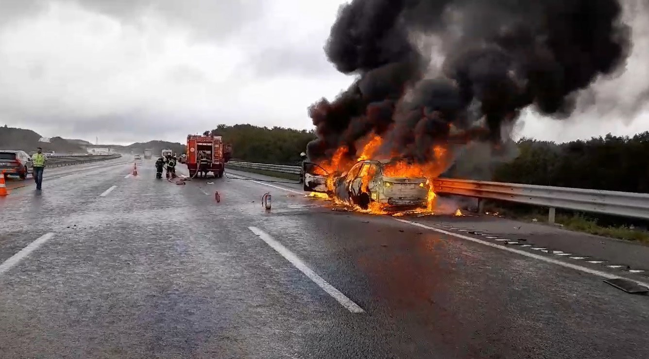 Kuzey Marmara Otoyolu’nda iki otomobil alev topuna döndü KUZEY MARMARA OTOYOLU'NUN KOCAELİ GEÇİŞİNDE 5 OTOMOBİL ZİNCİRLEME KAZAYA KARIŞTI.
