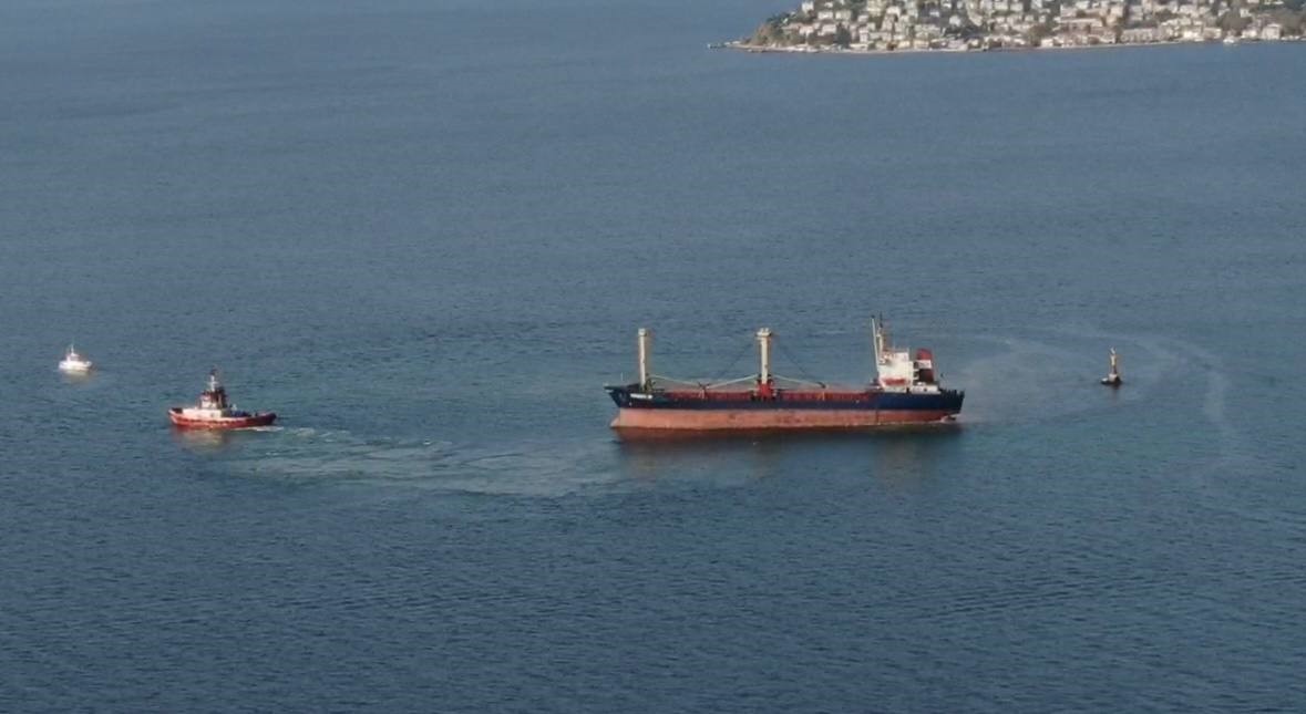 Maltepe açıklarında karaya oturan kuru yük gemisi kurtarıldı İSTANBUL BOĞAZI'NDAN GEÇİŞ YAPMAYA HAZIRLANDIĞI SIRADA MALTEPE AÇIKLARINDA KARAYA OTURAN