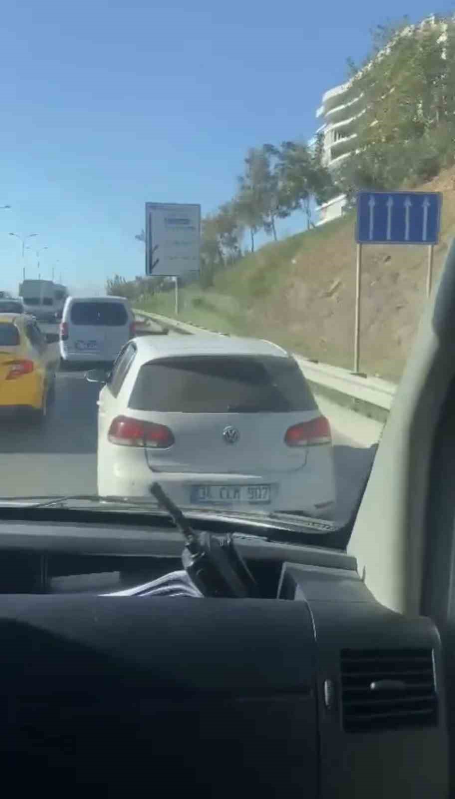 MALTEPE’DE D-100 KARAYOLUNDA AMBULANSA YOL VERMEYEREK OTOMOBİLİYLE MAKAS ATARAK İLERLEYEN