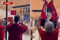 Türkiye Cumhuriyeti 100’üncü yıl kutlamalarında Bağdat Caddesinde yürüyüş yapan vatandaşlar