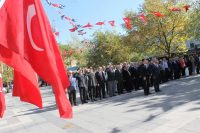 Balıkesir’in Manyas ilçesinde Cumhuriyet Bayramı nedeniyle çelenk sunuldu.Cumhuriyet’in kuruluşunun 100.