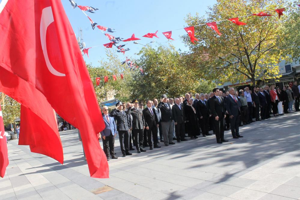 Manyas’ta Cumhuriyet’in 100.yılı için çelenk sunuldu Balıkesir’in Manyas ilçesinde Cumhuriyet Bayramı nedeniyle çelenk sunuldu.Cumhuriyet’in kuruluşunun 100.