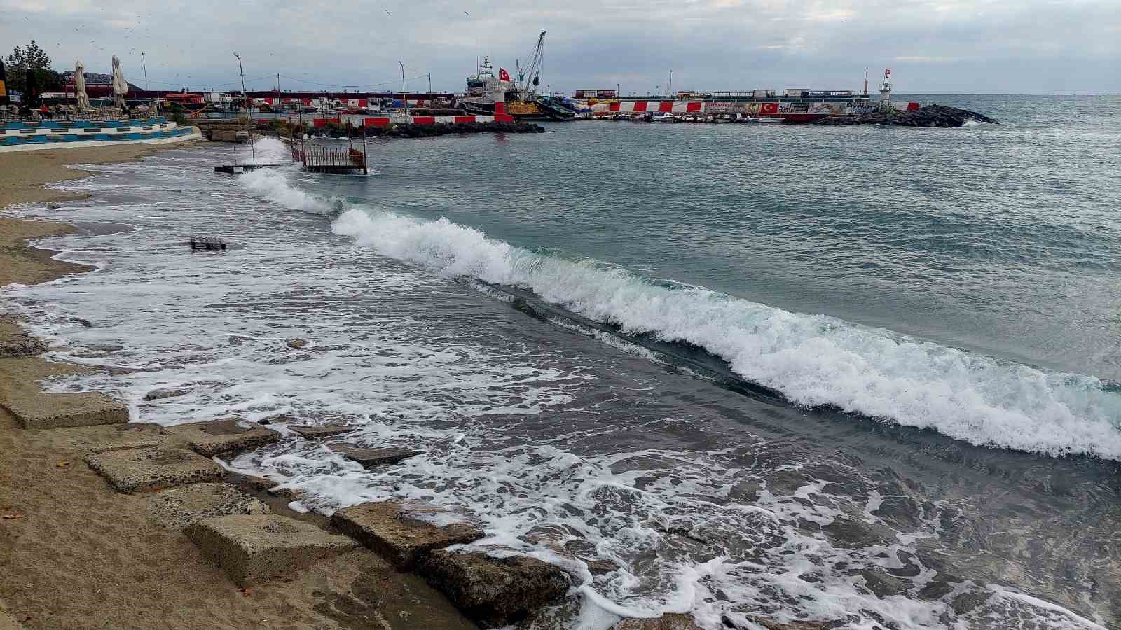 MARMARA DENİZİ’NDE OLUŞAN POYRAZ FIRTINASI SEBEBİYLE ÇOK SAYIDA BALIKÇI TEKNESİ