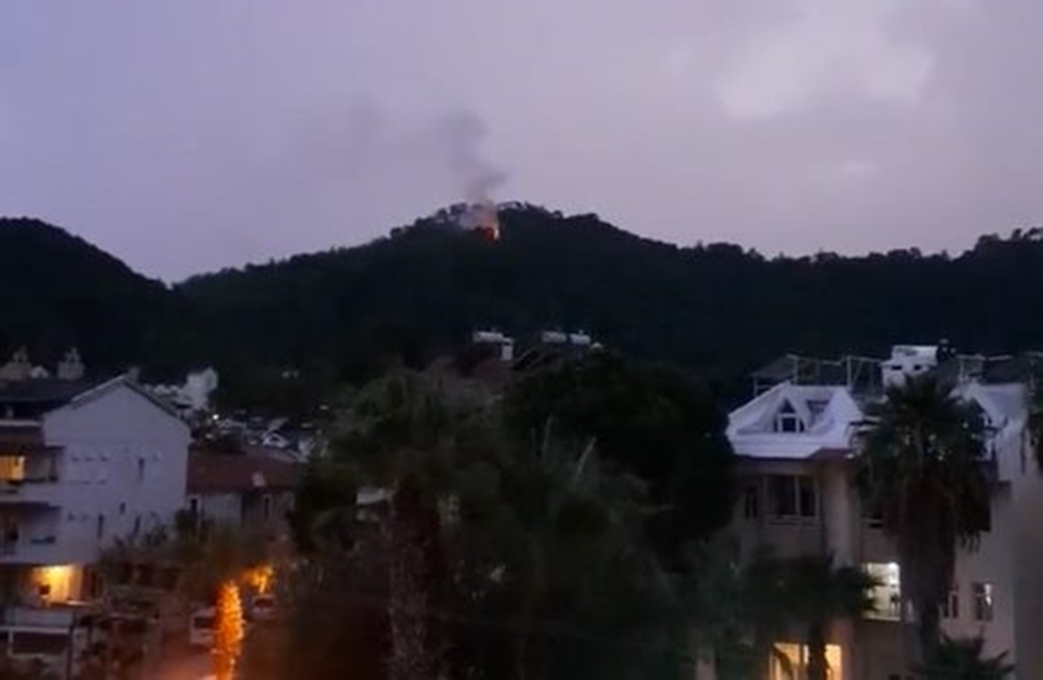 Marmaris’te yıldırım düşmesi sonucu orman yangını çıktı MUĞLA’NIN MARMARİS İLÇESİNE YILDIRIM DÜŞMESİ SONUCU ÇIKAN YANGIN EKİPLERİN ZAMANINDA