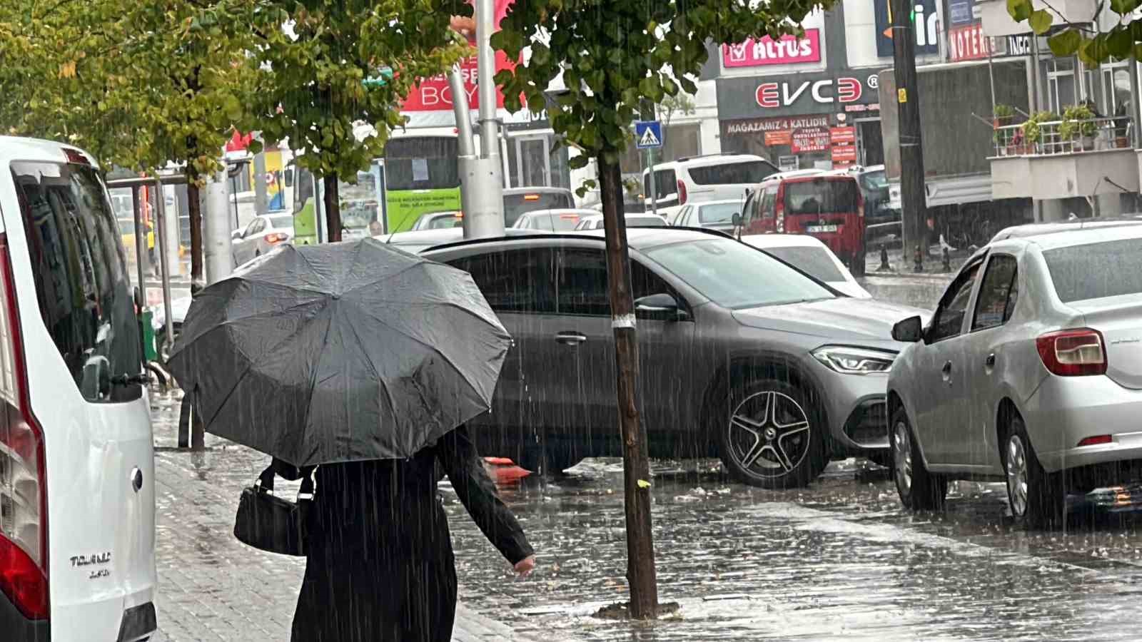 Meteorolojiden sağanak yağış uyarısı DÜZCE VALİLİĞİ, KUVVETLİ SAĞANAK YAĞIŞA KARŞI VATANDAŞLARI UYARDI.