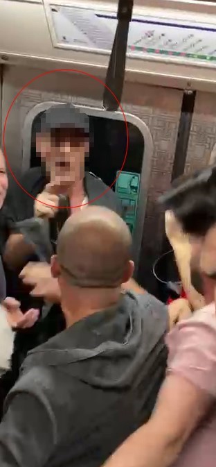 Metroda tartıştığı kadın yolcuya vuran şahsa vatandaş tepkisi METRO HATTINDA İDDİALARA GÖRE BİR ŞAHIS, YOLCULUK YAPAN BİR KADINA