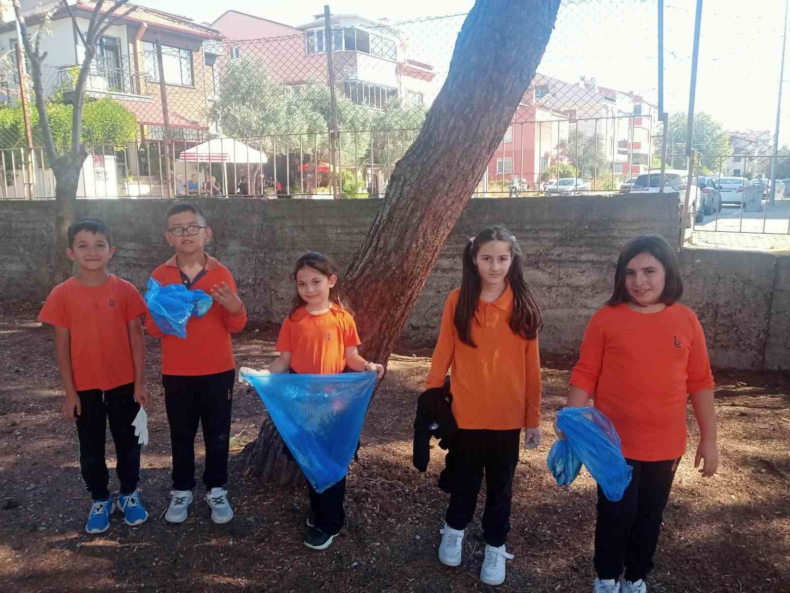 MİNİK ÖĞRENCİLERDEN BÜYÜK TEMİZLİK
