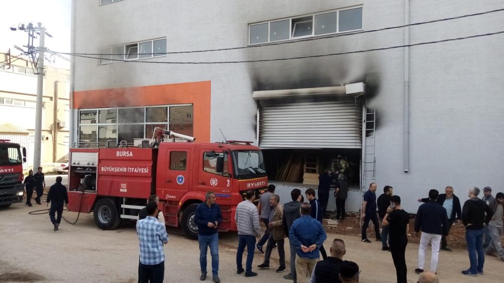 Mobilya fabrikasında korkutan yangın Bursa’nın İnegöl ilçesi Mahmudiye Mahallesinde tadilat çalışması yapılan mobilya imalathanesinde