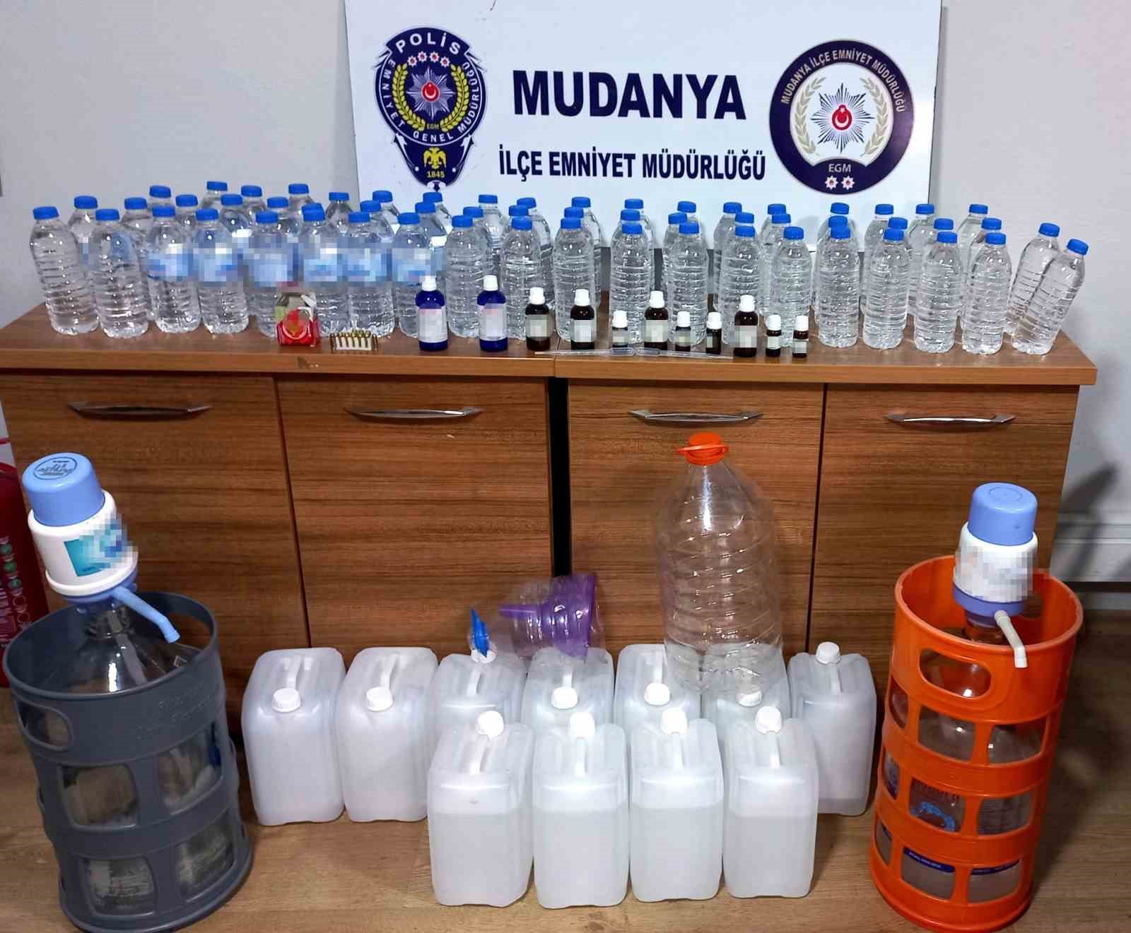 Mudanya’da sahte içki ele geçirildi BURSA’NIN MUDANYA İLÇESİNDE SAHTE İÇKİ VE YAPIMINDA KULLANILAN MALZEMELER ELE