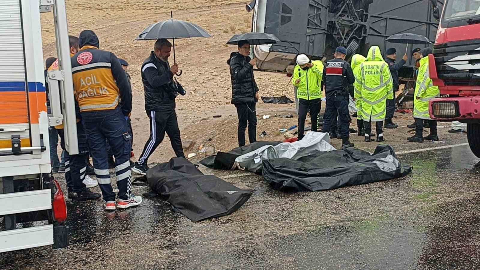 Ölen 7 yolcudan 6’sının kimlikleri tespit edilemiyor SİVAS’IN GÜRÜN İLÇESİNDE MEYDANA GELEN OTOBÜS KAZASINDA ÖLEN 7 YOLCUDAN