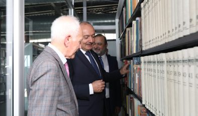 BANÜ’ye binlerce kitap bağışladı
