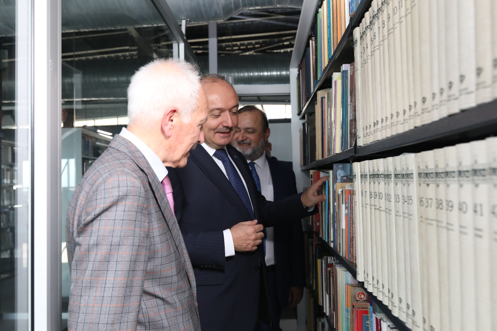 Bandırma Onyedi Eylül Üniversitesi Kütüphanesi’ne 5 bine yakın eser bağışlayan