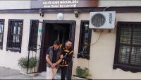 BURSA’DA HIRSIZLIK ŞÜPHELİSİ BİR KİŞİ PARK HALİNDEKİ OTOMOBİLE GİRİP, 20