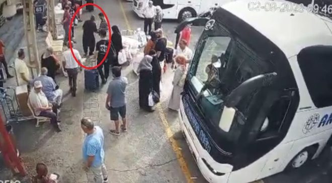 Otobüs beklerken kavga eden iki yolcu aynı anda kalp krizi geçirdi