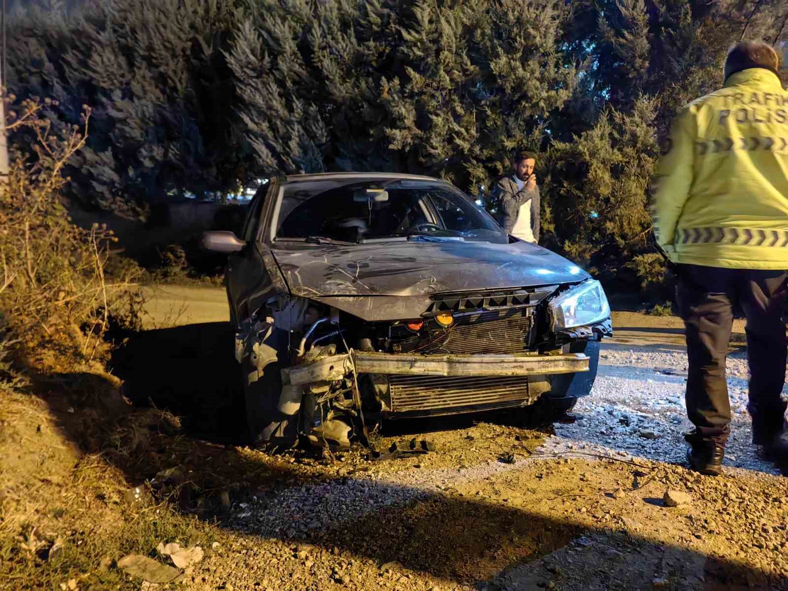 BURSA'NIN İNEGÖL İLÇESİNDE MEYDANA GELEN KAZADA KONTROLDEN ÇIKAN OTOMOBİL AĞACA