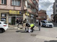 TEKİRDAĞ ÇORLU’DA DİREKSİYON HAKİMİYETİNİ KAYBETMESİ SONUCU DEVRİLEN MOTOSİKLETİN SÜRÜCÜSÜ, YOLDAN