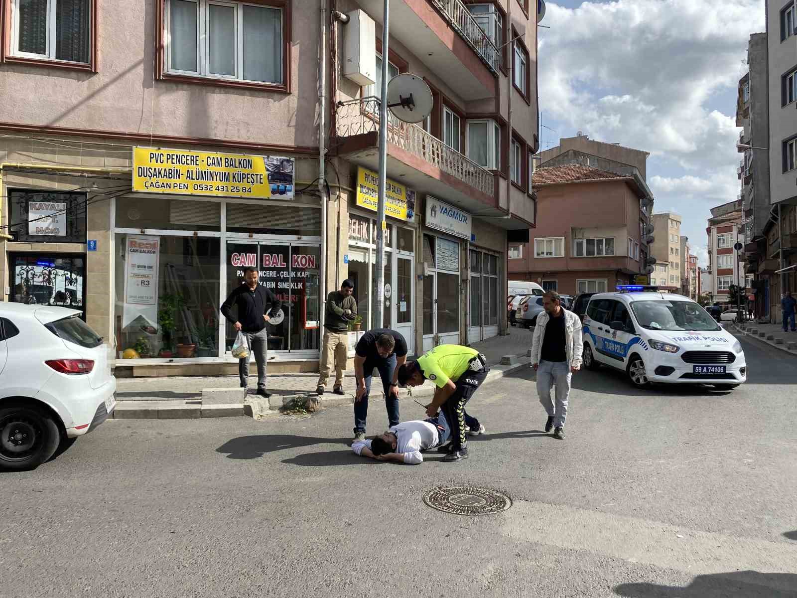 TEKİRDAĞ ÇORLU’DA DİREKSİYON HAKİMİYETİNİ KAYBETMESİ SONUCU DEVRİLEN MOTOSİKLETİN SÜRÜCÜSÜ, YOLDAN