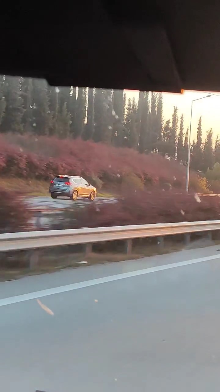 BURSA-İSTANBUL KARA YOLUNDA OTOMOBİLİYLE TERS ŞERİDE GİREN SÜRÜCÜ, UZUN SÜRE