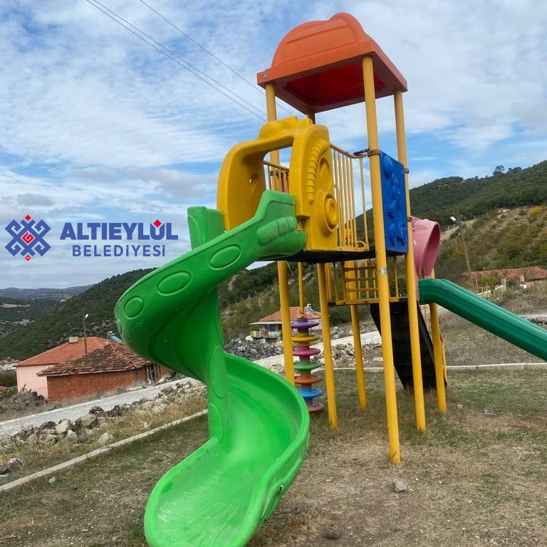 Altıeylül Belediyesi Park ve Bahçeler Müdürlüğü ekipleri, çocuk parklarını yeniliyor.