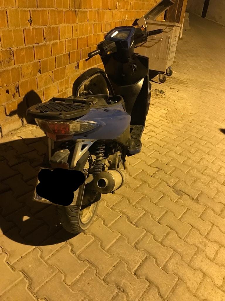 EDREMİT İLÇESİNDE KONTROL NOKTASINDAN MOTOSİKLETLE KAÇAN, 2 KİŞİDEN BİRİNİN HIRSIZLIK