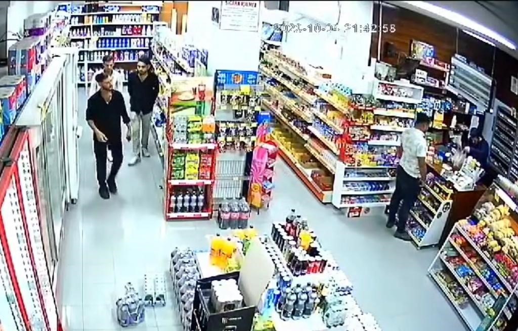 Raftaki şampuanları pantolonlarına sokarak çaldılar ESKİŞEHİR’DE MÜŞTERİ KILIĞINDA GİRDİKLERİ MARKETTEN PANTOLONLARINA SOKARAK ŞAMPUAN ÇALAN ŞÜPHELİLER,
