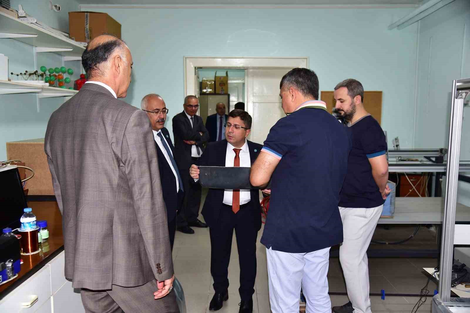 Rektör Oğurlu Savunma sanayine yönelik projeleri inceledi REKTÖR OĞURLU SAVUNMA SANAYİNE YÖNELİK PROJELERİ İNCELEDİ