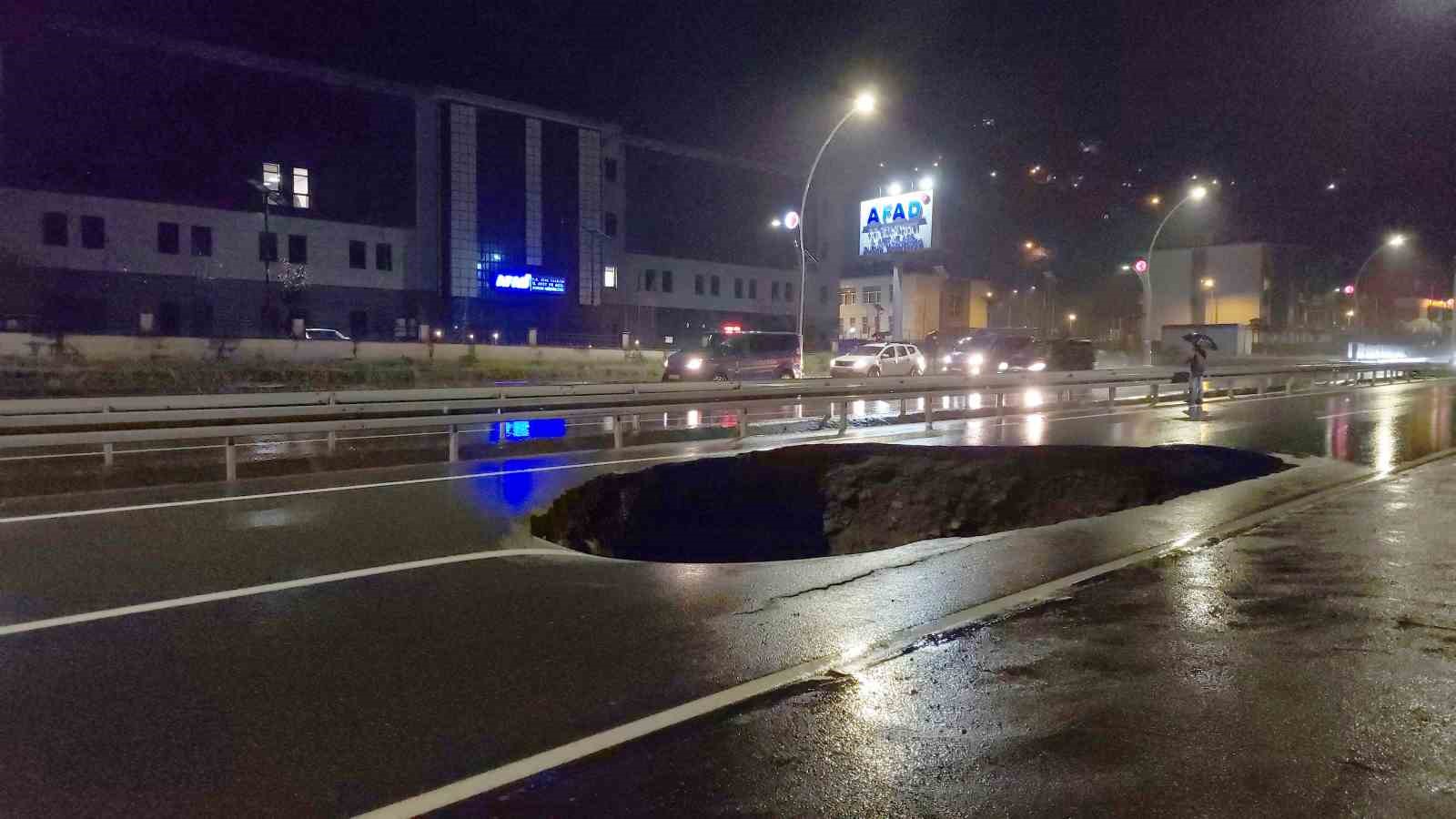 Rize’de şiddetli yağışlar sonrası yol çöktü RİZE’DE ETKİLİ OLAN ŞİDDETLİ YAĞIŞLAR SONRASINDA RİZE-GÜNEYSU YOLU İSTİKAMETİ ÇÖKME