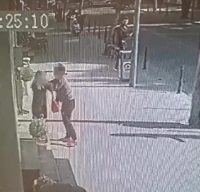 DENİZLİ’DE İKİ KADININ SOKAK ORTASINDA ALACAK VERECEK TARTIŞMASI, BİR ANDA