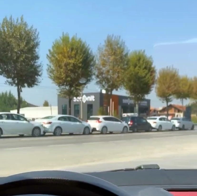 Sakarya’da 6 araçlı zincirleme trafik kazası SAKARYA’NIN ERENLER İLÇESİ D650 KARASU ÇEVREYOLUNDA YAYA GEÇİDİ BULUNMAYAN BÖLGEDE