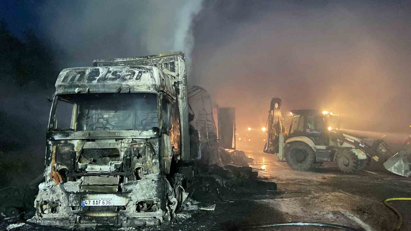 SARIYER’DE KUMAŞ YÜKLÜ TIR ALEV ALEV YANDI: OTOYOLU DUMAN KAPLADI