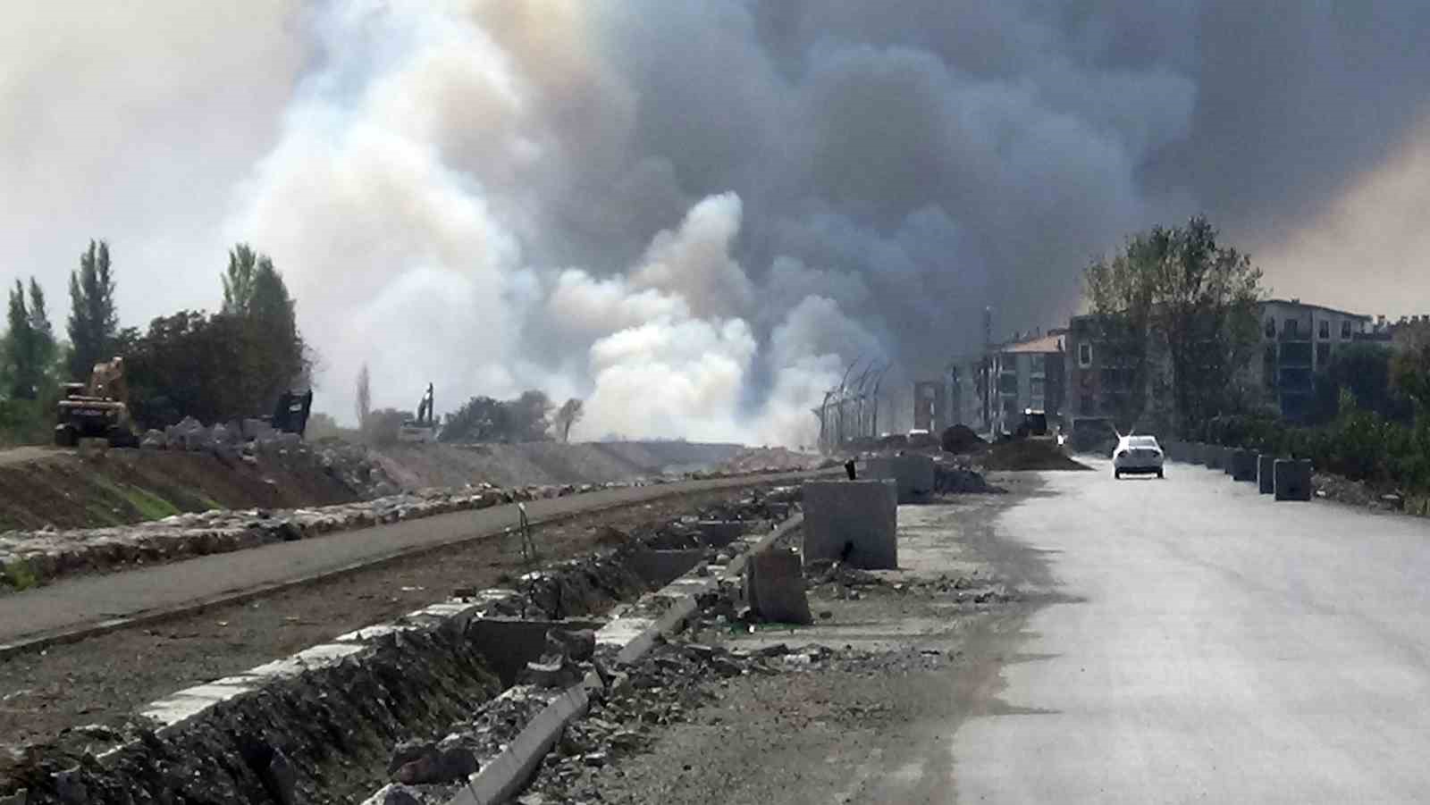 Sazlık yangınına havadan ve karadan müdahale edildi BALIKESİR'İN EDREMİT İLÇESİNDE SAZLIK ALANDA ÇIKAN YANGI HAVADAN VE KARADAN