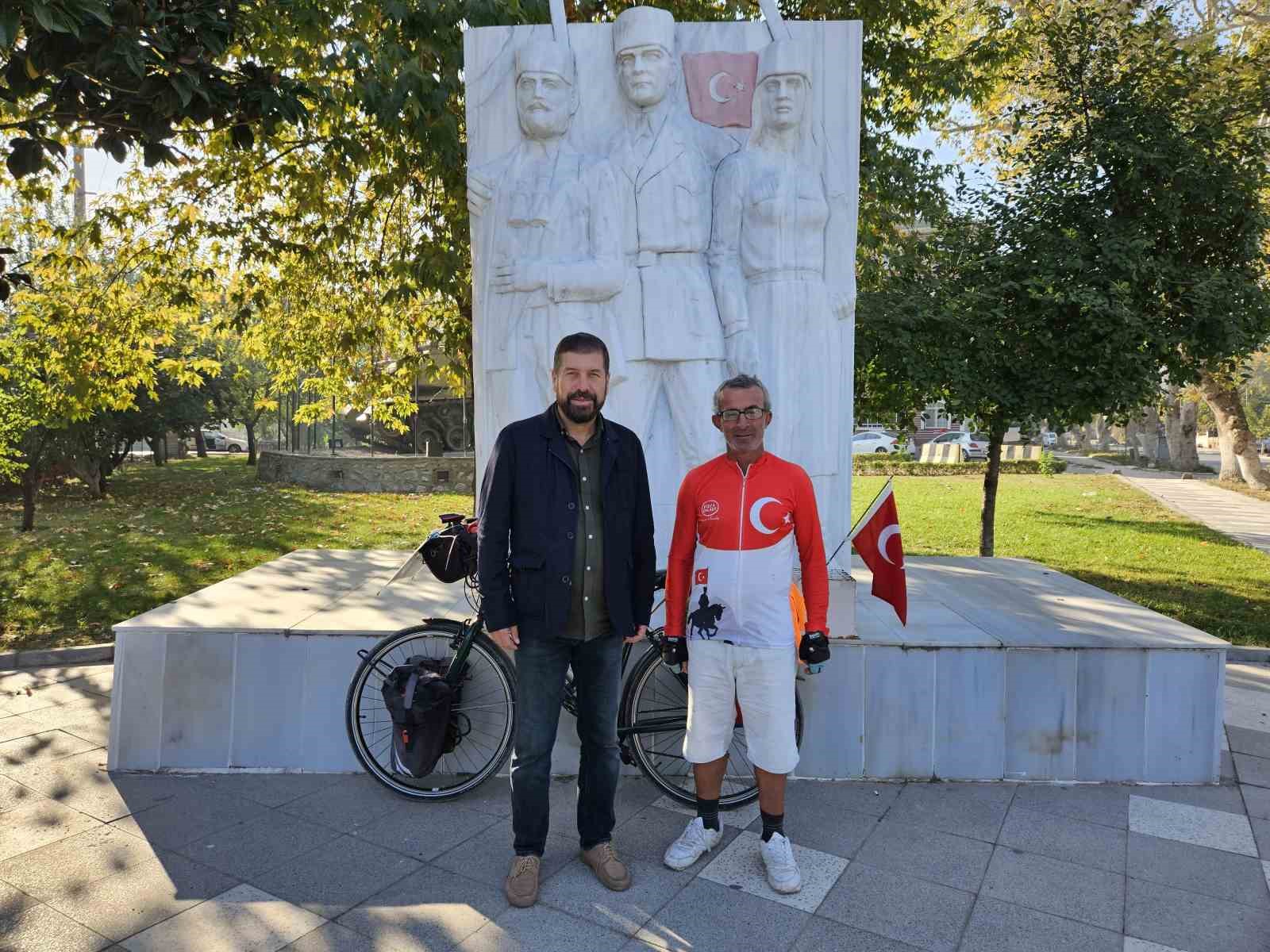 Şehit Makbule Efe anısına bisikletiyle Sındırgı’ya geldi ŞEHİT MAKBULE EFE ANISINA BİSİKLETİYLE SINDIRGI’YA GELDİ