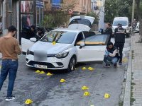 KÜÇÜKÇEKMECE’DE KİMLİĞİ BELİRSİZ 5 KİŞİ, SEYİR HALİNDEKİ OTOMOBİLİN ÖNÜNÜ KESEREK