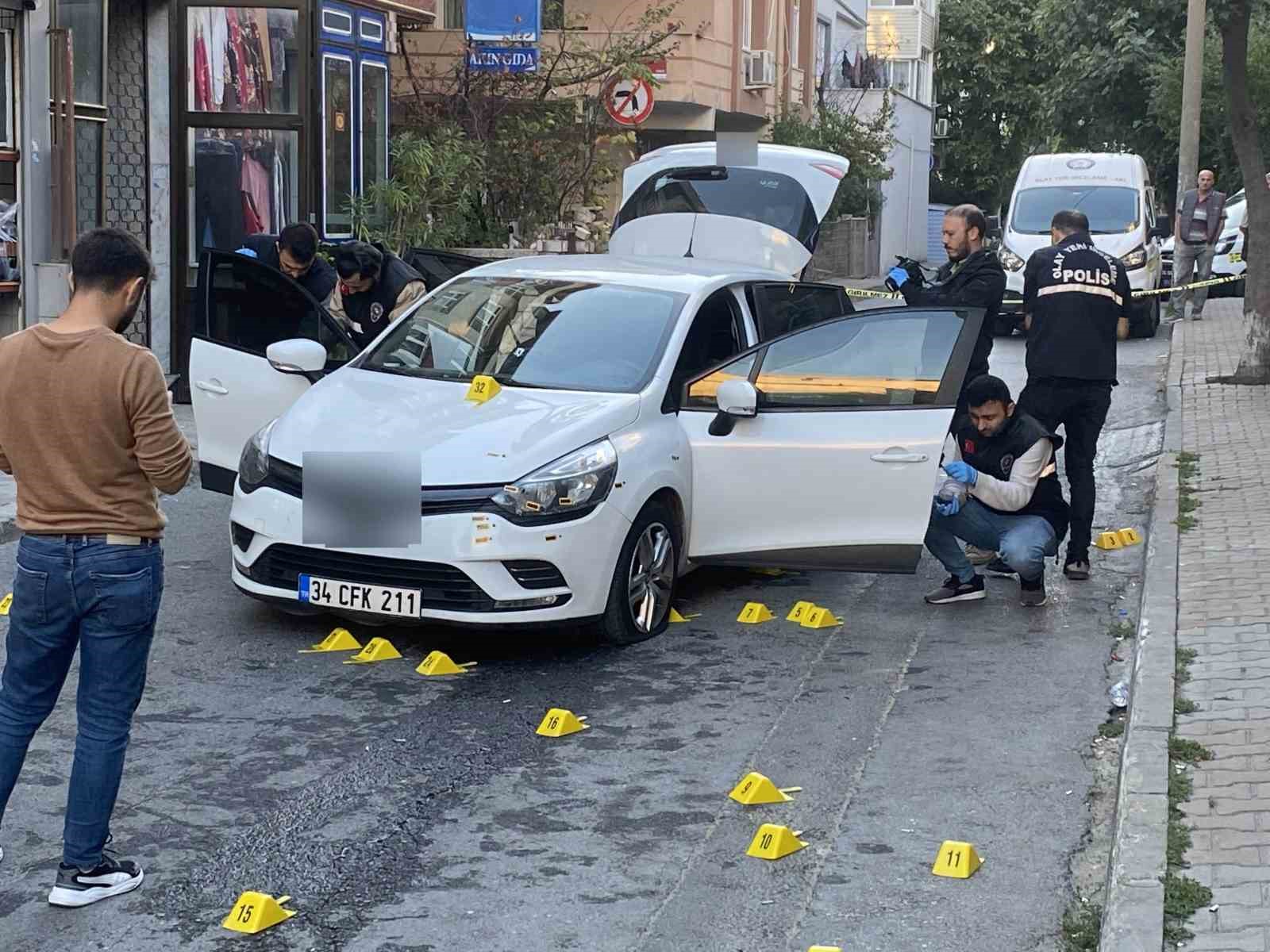 Seyir halindeki araç kurşun yağmuruna tutuldu: 1 yaralı KÜÇÜKÇEKMECE’DE KİMLİĞİ BELİRSİZ 5 KİŞİ, SEYİR HALİNDEKİ OTOMOBİLİN ÖNÜNÜ KESEREK