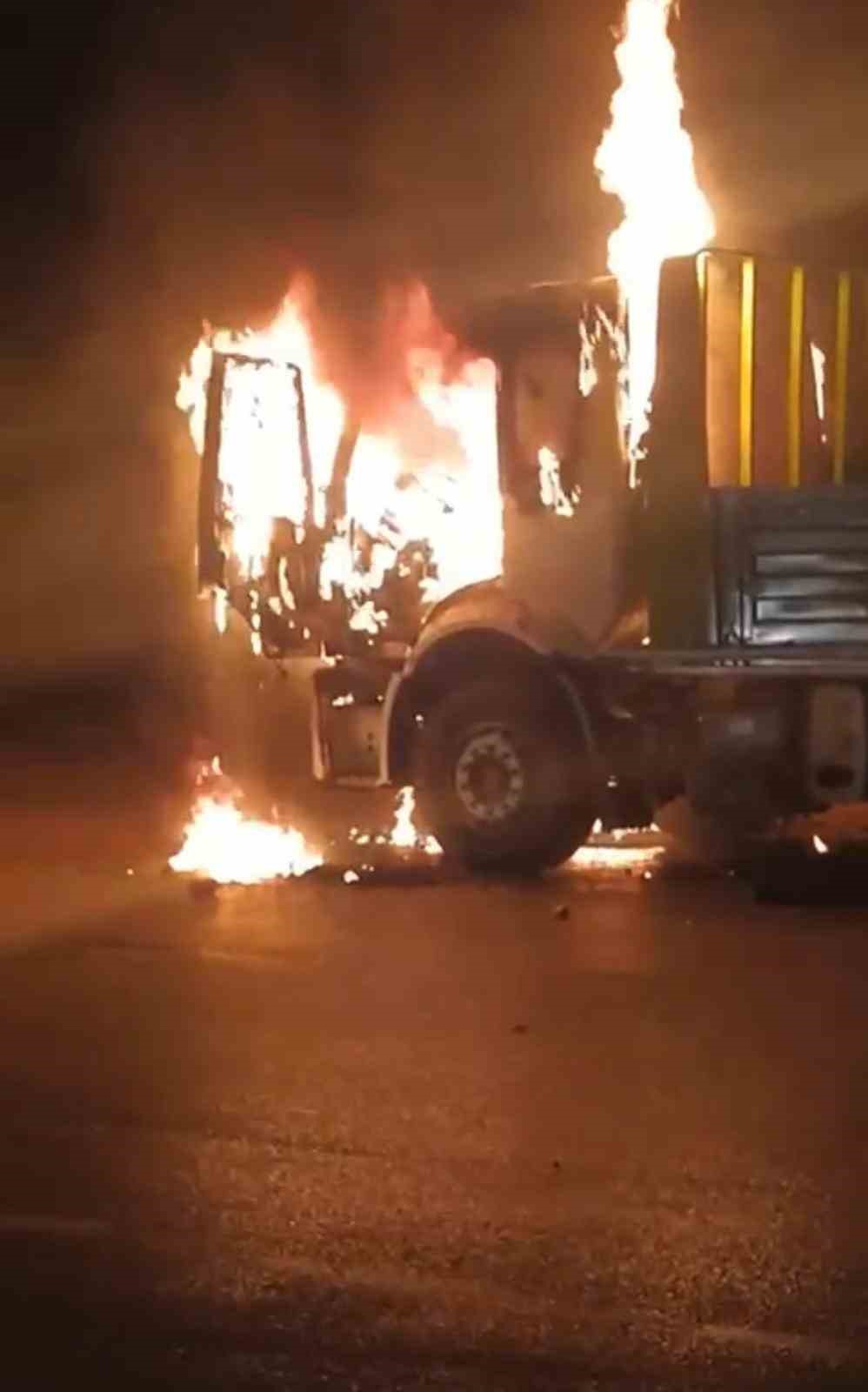 BURSA’DA SEYİR HALİNDEKİ KAMYON, MOTOR KISMINDAN ARIZA YAPINCA ALEV ALEV