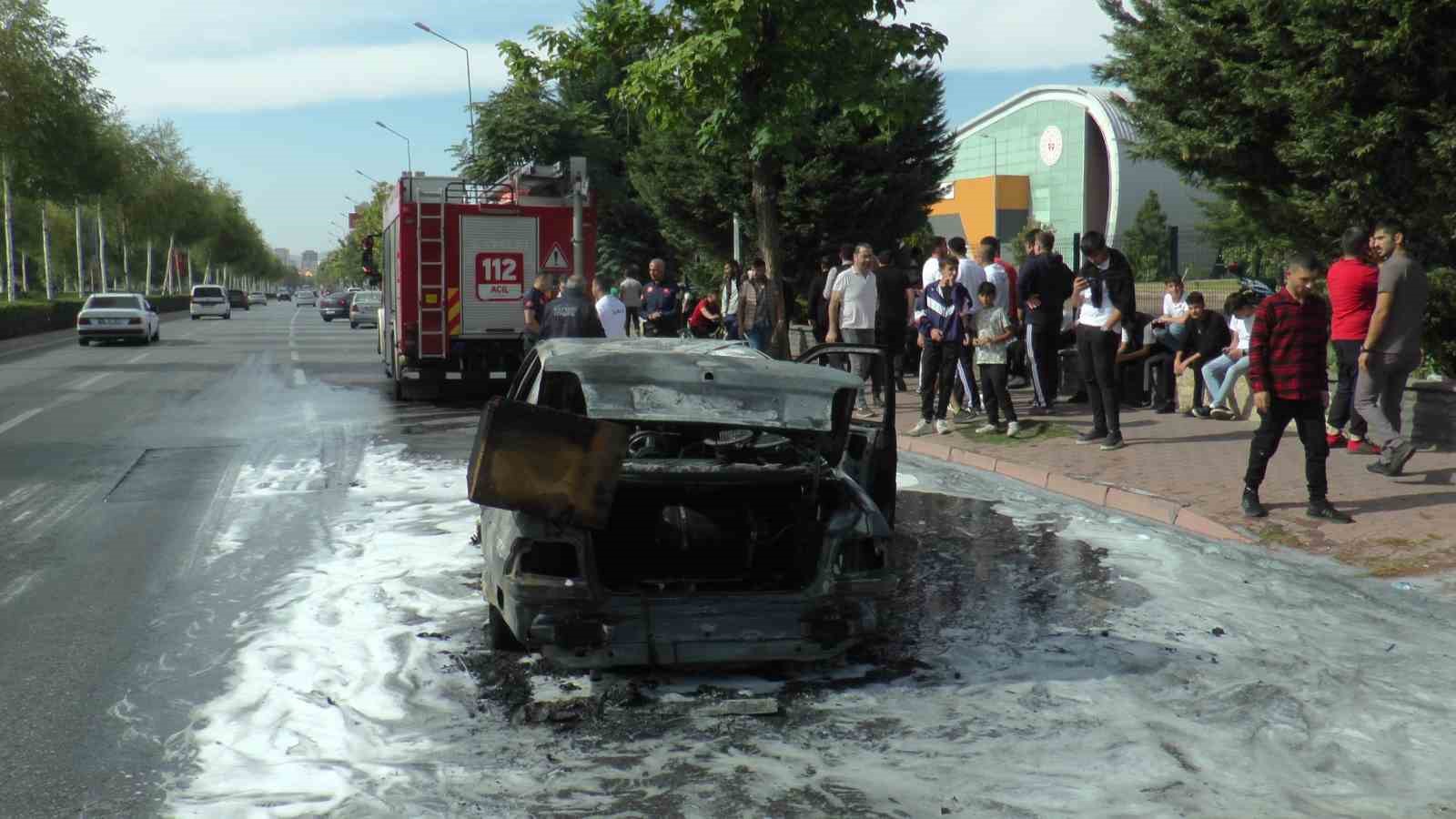 KAYSERİ’NİN MELİKGAZİ İLÇESİNDE SEYİR HALİNDEYKEN YANAN OTOMOBİL KULLANILAMAZ HALE GELİRKEN,